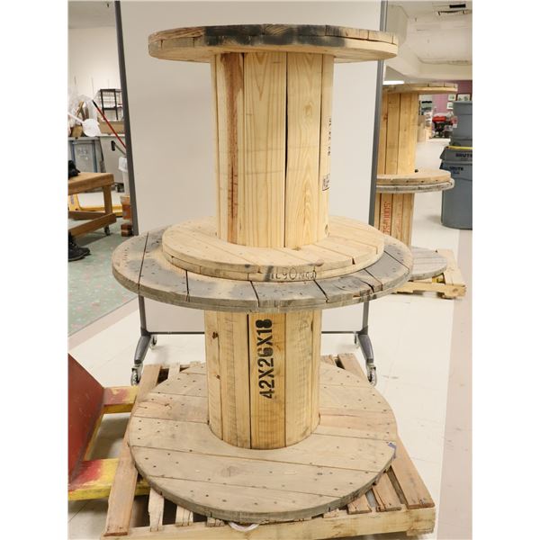 LOT DE 2 BOBINES EN BOIS 31"d.x27"h & 43"d.x29"h