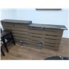 Image 2 : BAR AVEC 2 CHAISES HAUTES ET 2 TABLETTES MURALES