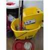 Image 2 : LOT DE 2 SEAUX ET MOPPES ET 1-POUBELLE