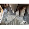 Image 16 : 2002 KENWORTH T800B T/A SLEEPER WINCH TRACTOR