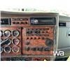 Image 19 : 2002 KENWORTH T800B T/A SLEEPER WINCH TRACTOR