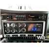 Image 18 : 2020 KENWORTH T800 TRI DRIVE SLEEPER TRUCK TRACTOR