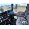 Image 10 : 2018 KENWORTH T800 TRI DRIVE SLEEPER TRUCK TRACTOR