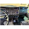 Image 10 : 2012 KENWORTH T800 TRI DRIVE SLEEPER TRUCK TRACTOR