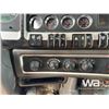 Image 16 : 2013 KENWORTH T800 TRI DRIVE DUMP TRUCK