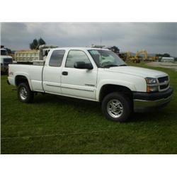 CHEVROLET 2500HD SILVERADO LS 4 X 4 QUAD CAB PICKUP , s/n 1GCHK29U54E172399: