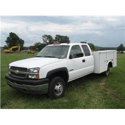 CHEVROLET 3500HD SILVERADO LS 4 X 4 QUAD CAB UTILITY TRUCK , s/n 1GBJK39U84E223440: