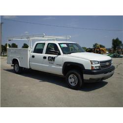 CHEVROLET 2500HD SILVERADO LS 4 X 4 CREW CAB UTILITY TRUCK , s/n 1GCHK23U95F970280: