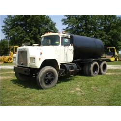 MACK RD685S 3,000 GALLON T/A WATER TRUCK , s/n RD685S19305:
