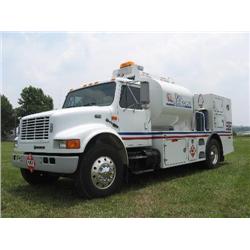 INTERNATIONAL 4900 S/A FUEL & LUBE TRUCK , s/n 1HTSDAAN7VH450933: