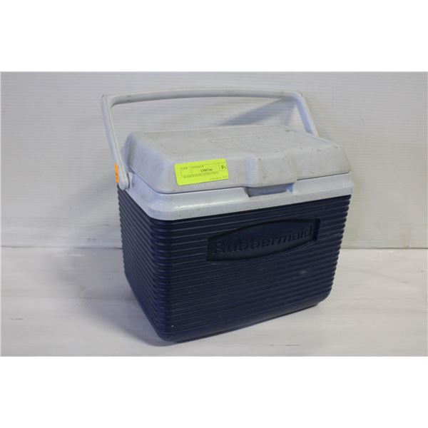 RUBBERMAID LUNCH BOX