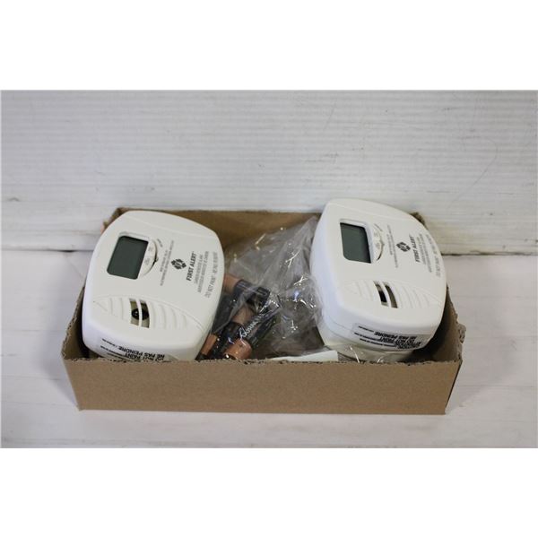 2 PCS FIRST ALERT CARBON MONOXIDE PLUG IN ALARM