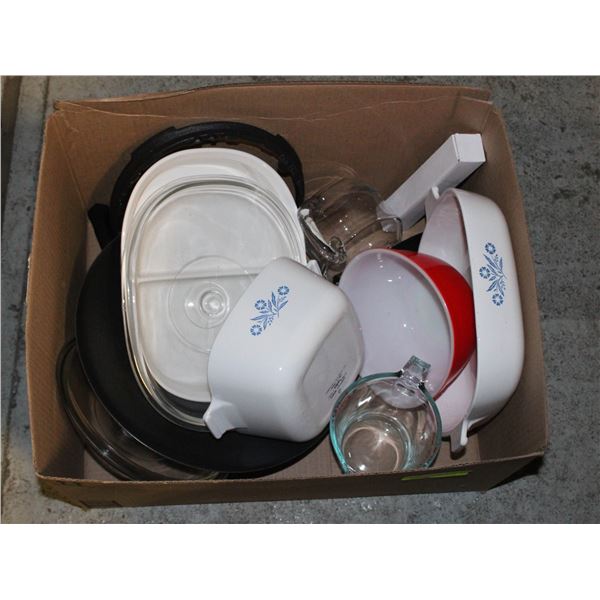 BOX WITH VINTAGE PYREX & WOK & MORE - ESTATE