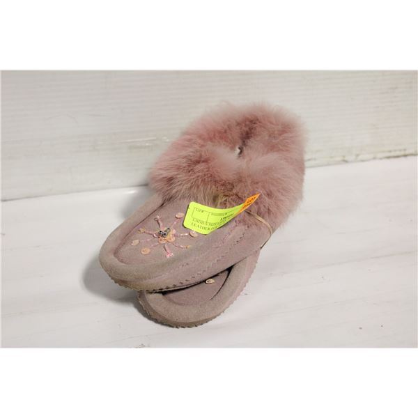 LADIES SIZE 6 PINK SUEDED LEATHER FUR TRIM