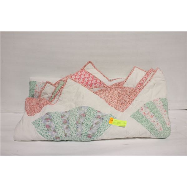 VINTAGE DOUBLE SIZE PATCHWORK QUILT SCALLOPED