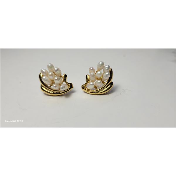 24) GOLD TONE WITH PEARL STUD EARRINGS.