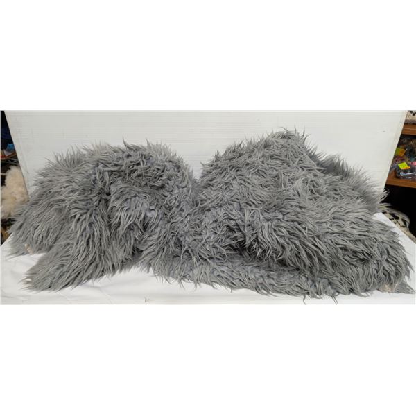 5FT GREY SHEEPSKIN FAUX AREA RUG WITH UNICORN