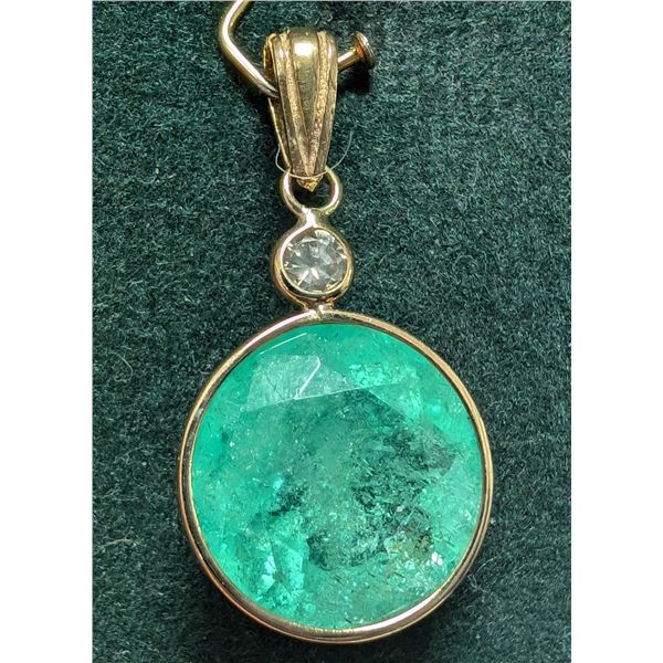 BZ2107-47E 14K COLOMBIA EMERALD 6CT PENDANT