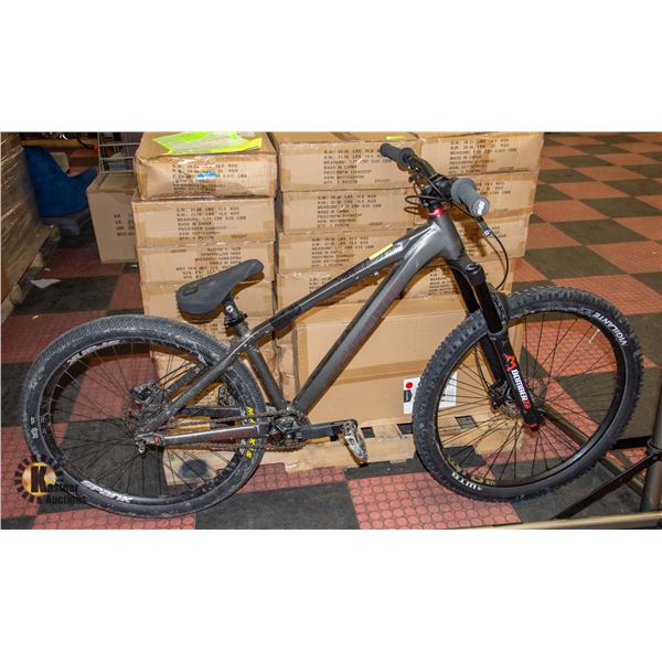 GIANT BOMBER Z2 MOUNTIAN BIKE