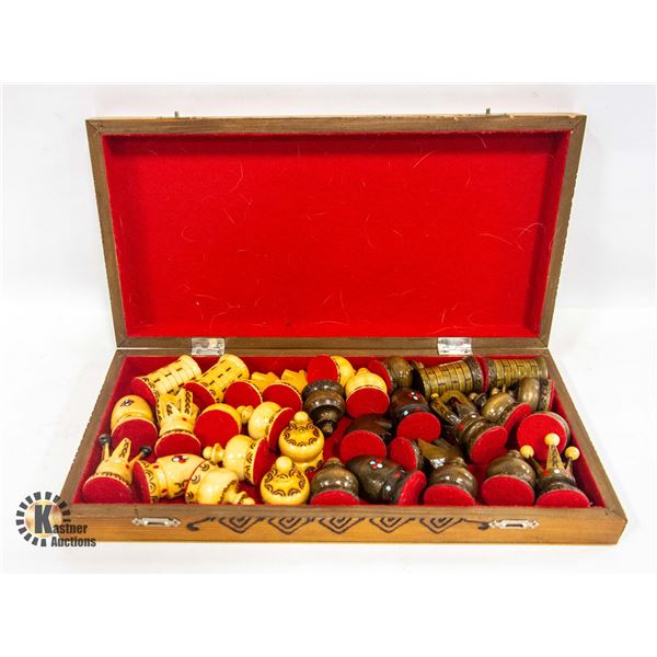 VINTAGE WOODEN CHESS SET IN CASE