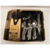 Image 1 : FLAT OF KITCHENWARE PLUS KNIVES