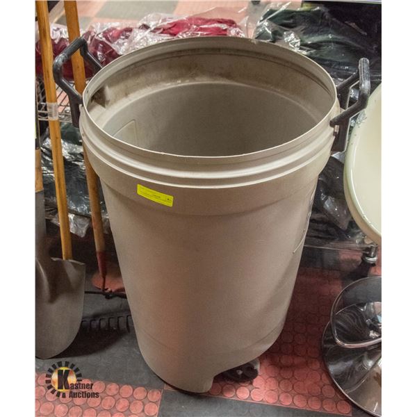 RUBBERMAID GARBAGE BIN ON WHEELS NO LID