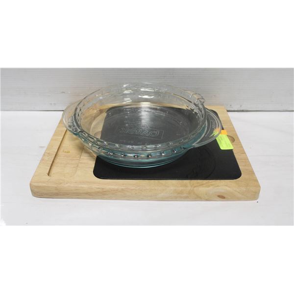 2 PIE DISHES + CUTTING BOARD