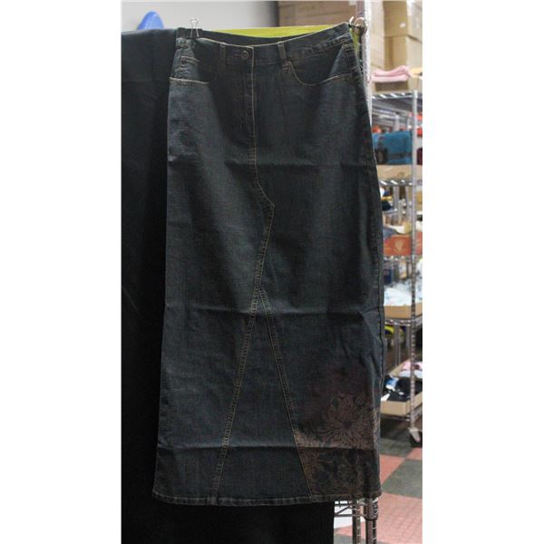 NEW WALLIS JEAN SKIRT SIZE 10 W/ FLOWER DESIGN