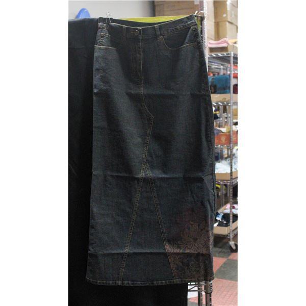 NEW WALLIS JEAN SKIRT SIZE 10 W/ FLOWER DESIGN