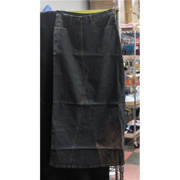 NEW WALLIS JEAN SKIRT SIZE 10 W/ FLOWER DESIGN