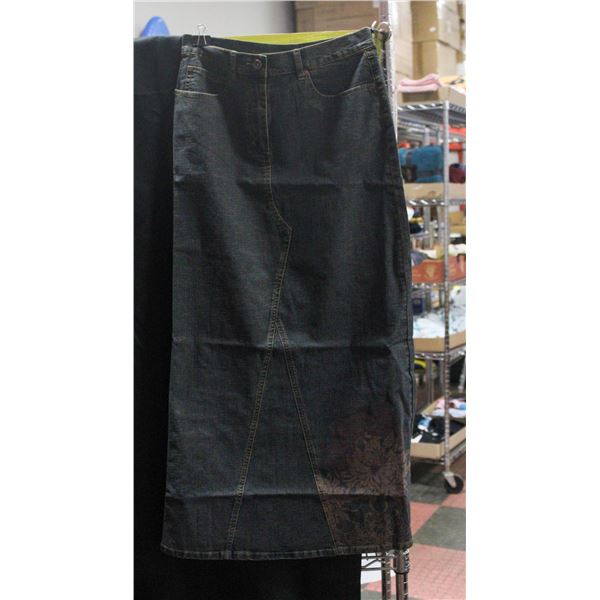 NEW WALLIS JEAN SKIRT SIZE 10 W/ FLOWER DESIGN