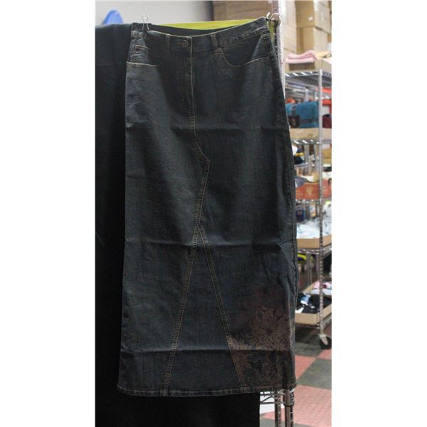 NEW WALLIS JEAN SKIRT SIZE 10 W/ FLOWER DESIGN