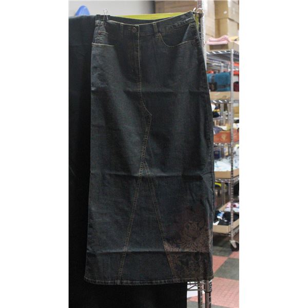 NEW WALLIS JEAN SKIRT SIZE 10 W/ FLOWER DESIGN