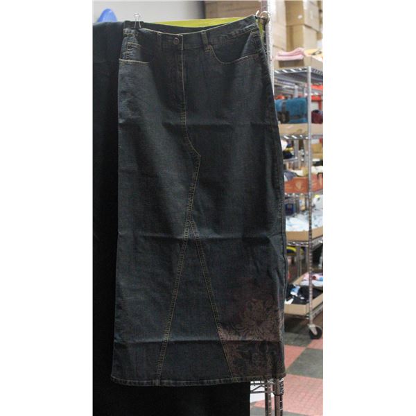 NEW WALLIS JEAN SKIRT SIZE 10 W/ FLOWER DESIGN