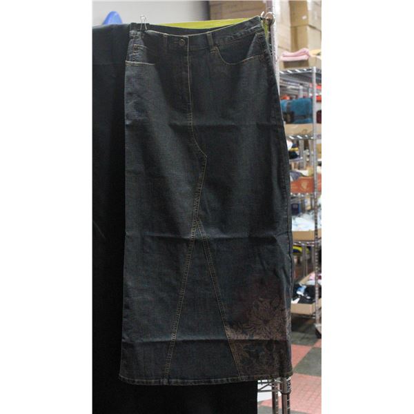 NEW WALLIS JEAN SKIRT SIZE 10 W/ FLOWER DESIGN