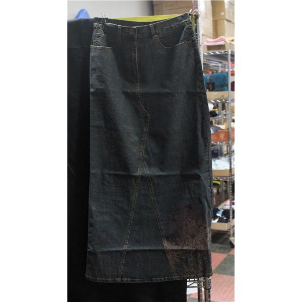 NEW WALLIS JEAN SKIRT SIZE 10 W/ FLOWER DESIGN