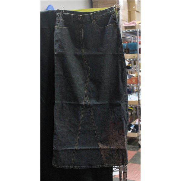 NEW WALLIS JEAN SKIRT SIZE 10 W/ FLOWER DESIGN