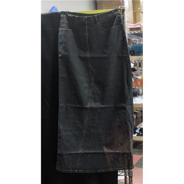 NEW WALLIS JEAN SKIRT SIZE 10 W/ FLOWER DESIGN