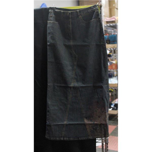 NEW WALLIS JEAN SKIRT SIZE 10 W/ FLOWER DESIGN