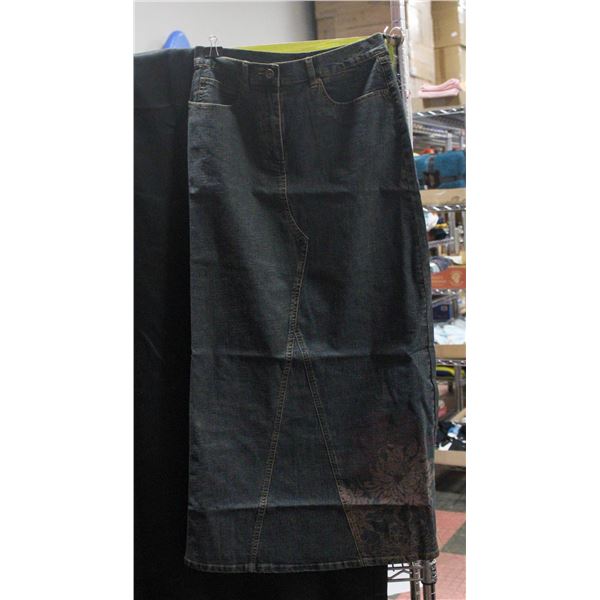 NEW WALLIS JEAN SKIRT SIZE 10 W/ FLOWER DESIGN