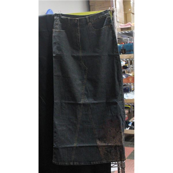 NEW WALLIS JEAN SKIRT SIZE 10 W/ FLOWER DESIGN