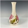 Image 4 : Moorcroft Pottery Magnolia Vase