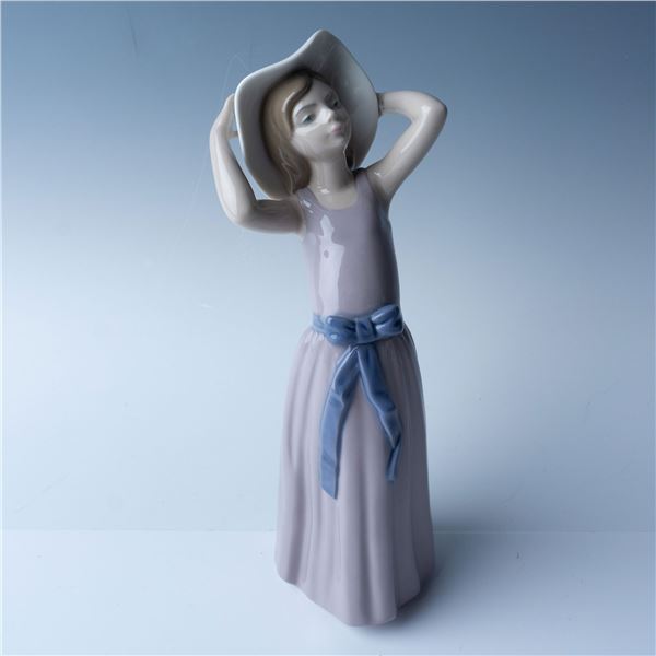 Lladro Porcelain Figurine, Coy 01005011