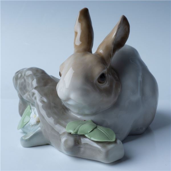 Lladro Porcelain Figurine, Rabbit Eating (Brown) 1004772