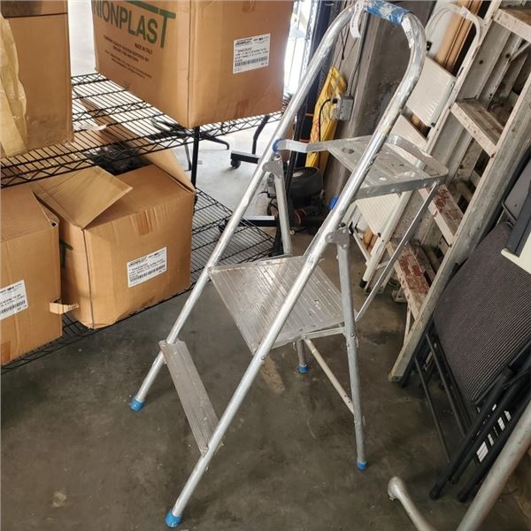 FOLDING STEP LADDER