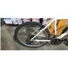 Image 2 : WHITE DIADORA BIKE