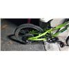 Image 2 : WHITE AND GREEN SCOTT BIKE