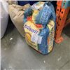Image 2 : 2 20KG BAGS OF FLOUR, 1 BAG OF SUGAR AND 1 BAG OF BREADCRUMBS