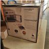Image 2 : BELLA PRO SERIES 6 SLICE TOASTER OVEN WITH FRENCH DOOR AIR FRYER WORKING