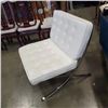 Image 2 : WHITE LEATHER CHAIR